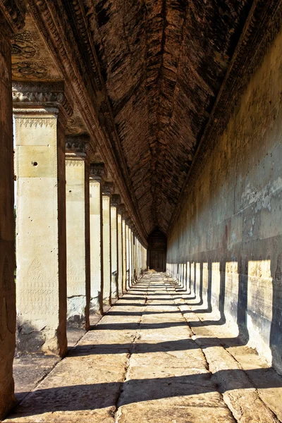 Древний коридор в Ангкор-Вате — стоковое фото