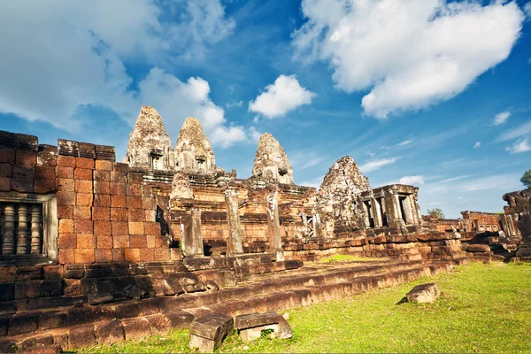 Antiguo templo khmer budista en el complejo Angkor Wat — Foto de Stock