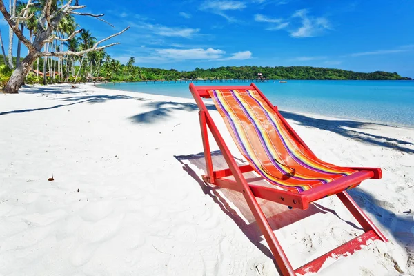 Strandstoel zon op het strand — Stockfoto