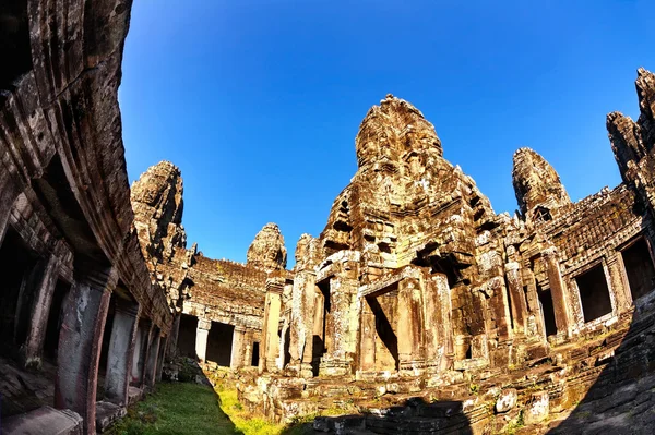 Prastaré buddhistické Khmerská chrám v komplexu angkor wat — Stock fotografie