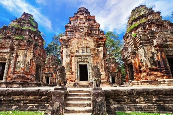 Starożytnych Khmerów świątyni buddyjskiej w angkor wat złożonych — Zdjęcie stockowe