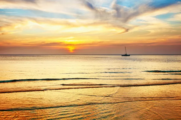 日落时的热带海滩. — 图库照片