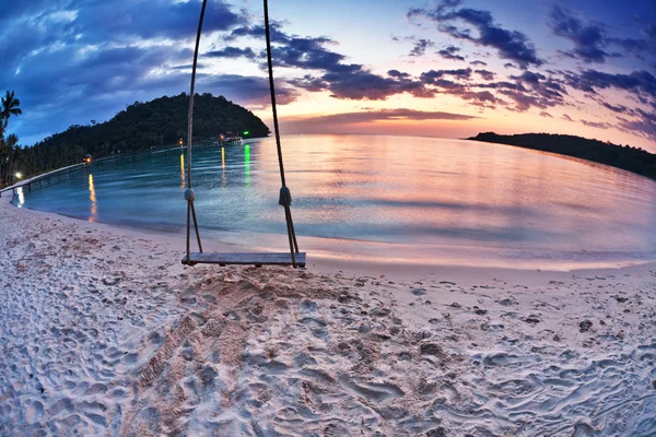 Gunga på solnedgången på stranden — Stockfoto