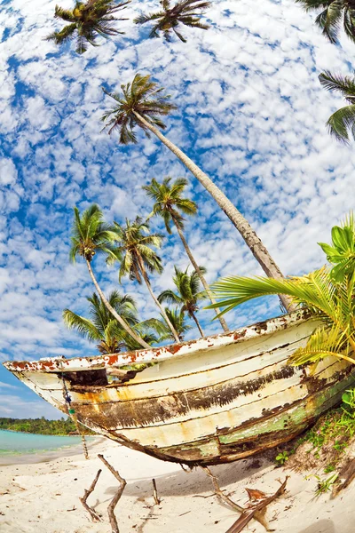 Vecchia barca thailandese in spiaggia — Foto Stock