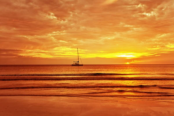 Segelbåt på en bakgrund av en vacker solnedgång — Stockfoto