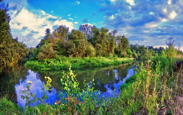 Grönt fält med floden — Stockfoto