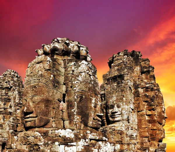 Rostos do antigo Templo Bayon ao pôr-do-sol — Fotografia de Stock