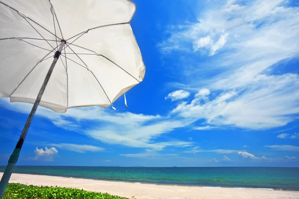 Op het zand tropisch strand. Andamanzee. Phuket eiland. Koninkrijk — Stockfoto