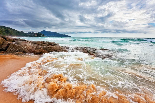 Playa tropical bajo un cielo sombrío — Foto de Stock