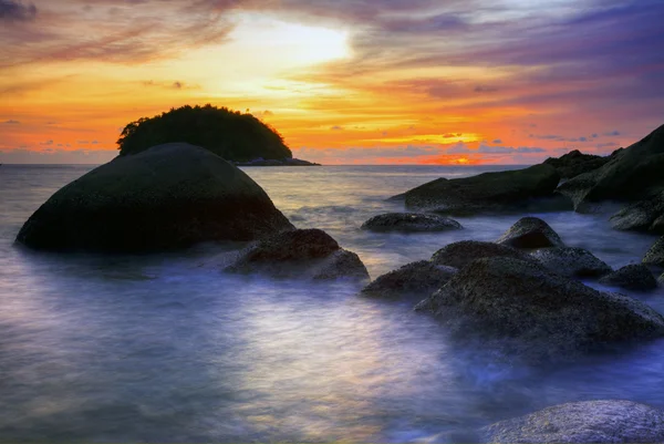 Tropikalna plaża o zachodzie słońca. — Zdjęcie stockowe