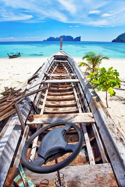 在海滩上老泰国船. — 图库照片