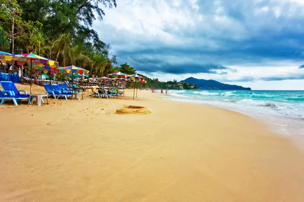 Tropikalnej plaży w ponure niebo — Zdjęcie stockowe