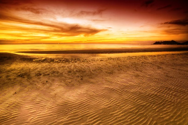 Playa tropical al atardecer. — Foto de Stock