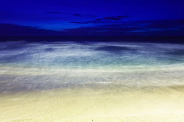 Notte sulla spiaggia tropicale. Phuket. Tailandia — Foto Stock