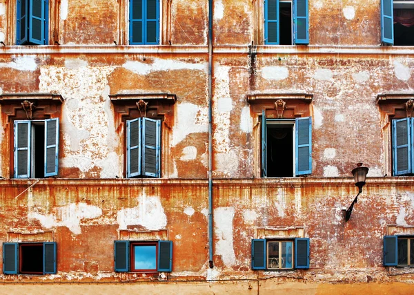 Vanha tiili seinään ikkunat — kuvapankkivalokuva