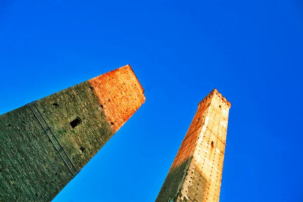 Garisenda és a ferde torony Asinelli. Olaszország — Stock Fotó