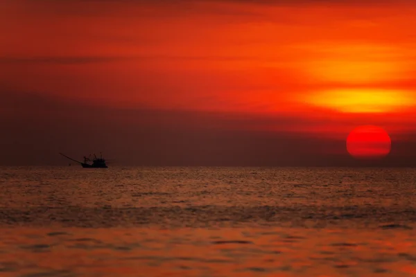 Plage tropicale au coucher du soleil. — Photo