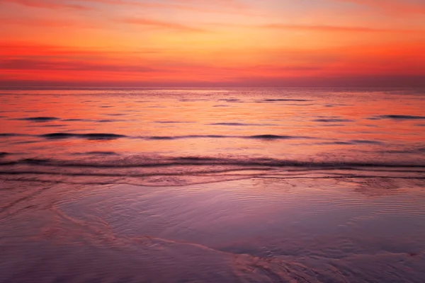 Tropisch strand bij zonsondergang. — Stockfoto