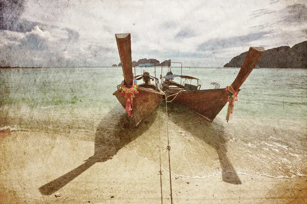 Лодки в тропическом море в стиле ретро — стоковое фото