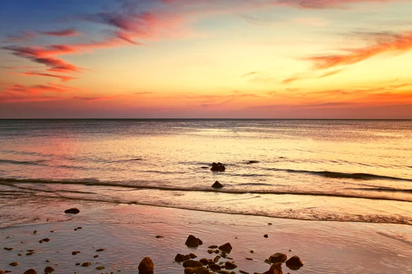 Τροπική παραλία στο ηλιοβασίλεμα. — Φωτογραφία Αρχείου