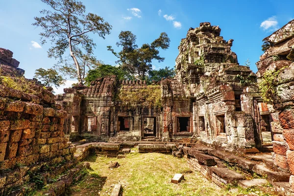 Antika buddhistiska khmer templet i angkor wat komplexa — Stockfoto