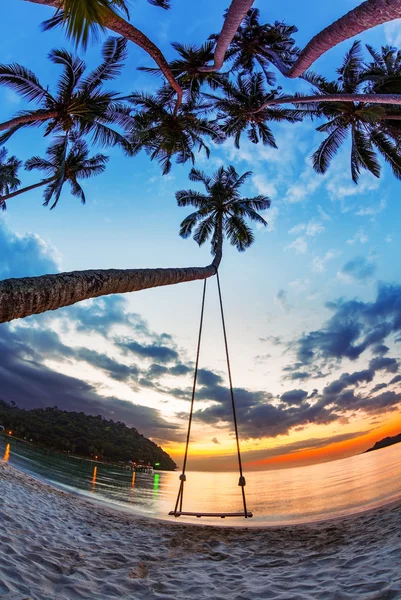 Swing για ηλιοβασίλεμα στην παραλία — Φωτογραφία Αρχείου
