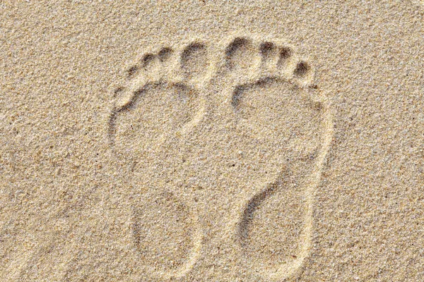 Dwa ślady stóp w piasku na plaży. — Zdjęcie stockowe