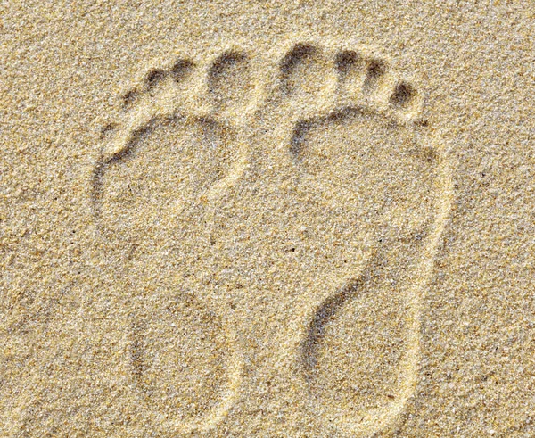 Två fotspår i sand vid stranden — Stockfoto