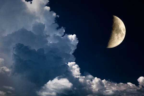 Půlměsíc a mnoho mraků v noční obloze — Stock fotografie