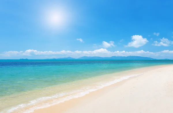 Beach and tropical sea — Stock Photo, Image