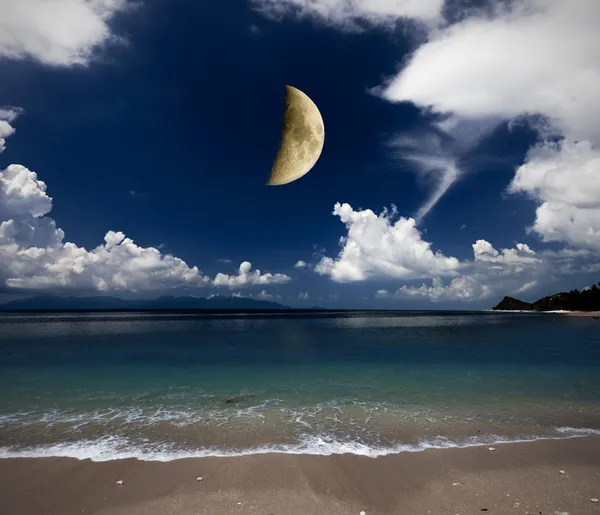 Media luna y muchas nubes en el cielo nocturno —  Fotos de Stock