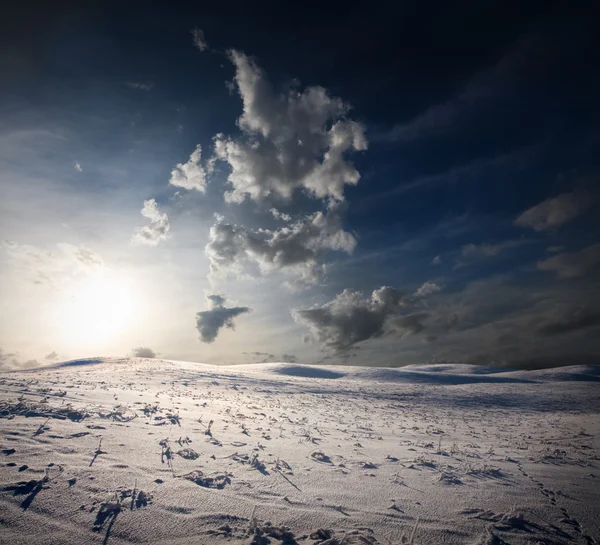 Collina di neve e cielo blu — Foto Stock