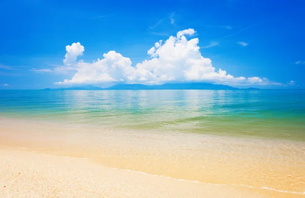 Beach and tropical sea — Stock Photo, Image