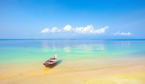 Boat and beautiful blue ocean — Stock Photo, Image