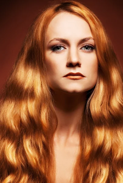 Divat a barna háttér érzéki fiatal nő portréja — Stock Fotó
