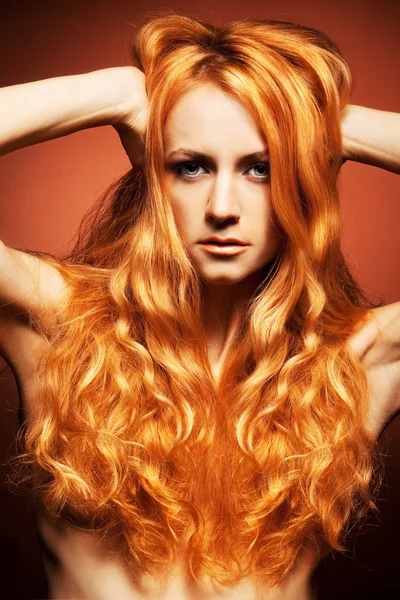 Divat érzéki vörös hajú fiatal nő portréja — Stock Fotó