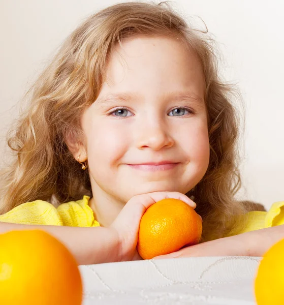 Ребенок с апельсинами — стоковое фото