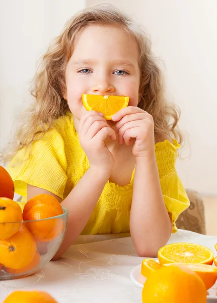 Kind mit Orangen — Stockfoto