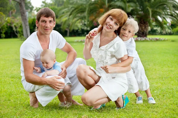 Familie in zomer park — Stockfoto