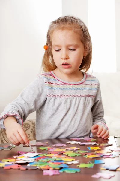 Dívka hrací puzzle — Stock fotografie