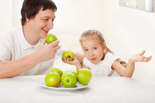 Familia con manzanas — Foto de Stock