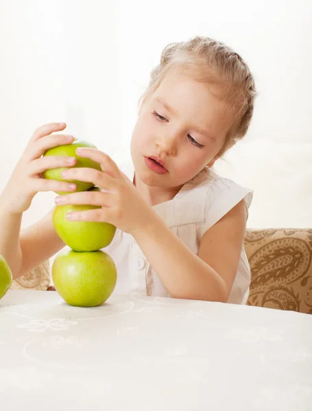 Ребенок с яблоками — стоковое фото