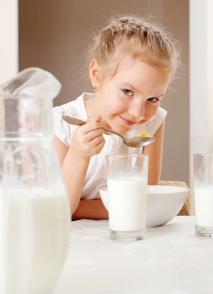 Dziecko jeść śniadanie — Zdjęcie stockowe