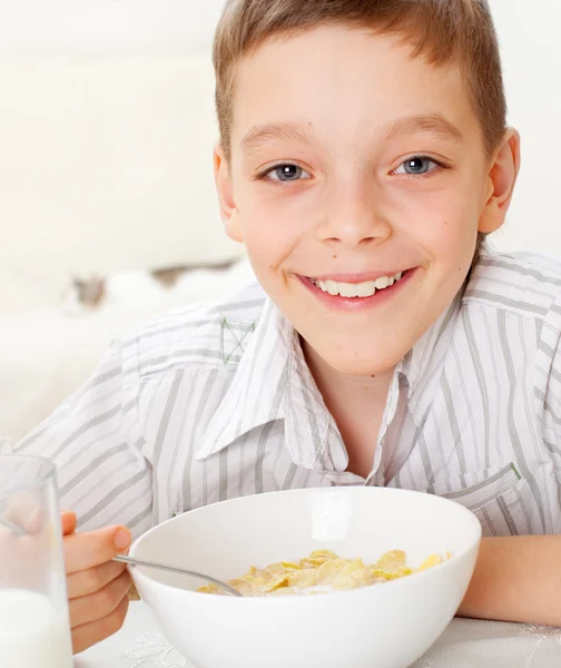Мальчик ест глазированные хлопья — стоковое фото