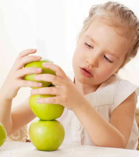 Criança com maçãs — Fotografia de Stock