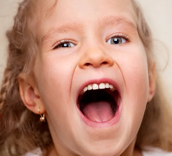 Маленькая девочка, смеющаяся — стоковое фото