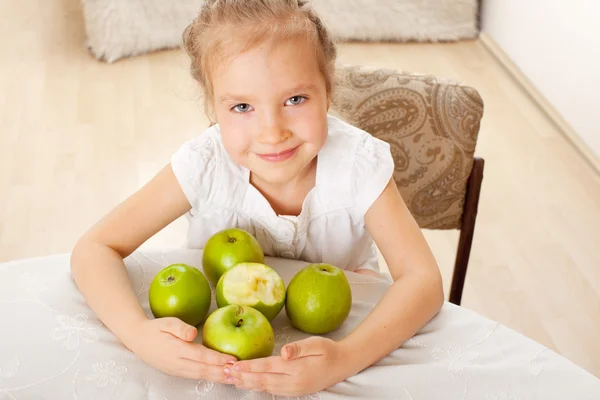 Gyermek almával사과와 아이 — 스톡 사진