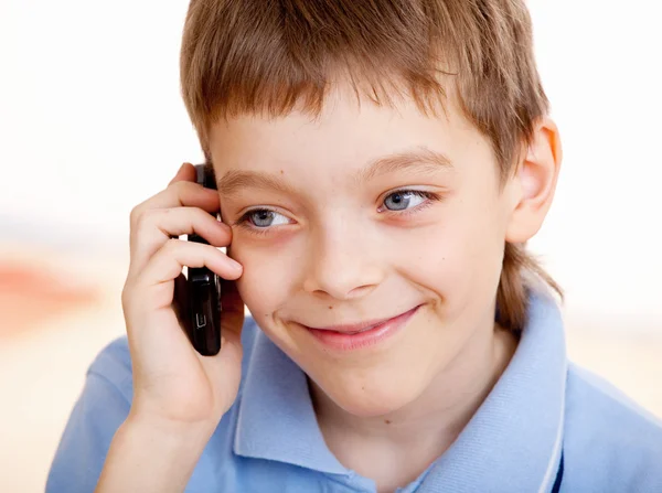 在电话上交谈的男孩 — 图库照片