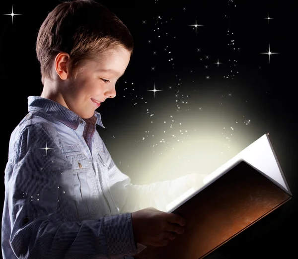 Chlapec otevřel Kouzelná kniha — Stock fotografie
