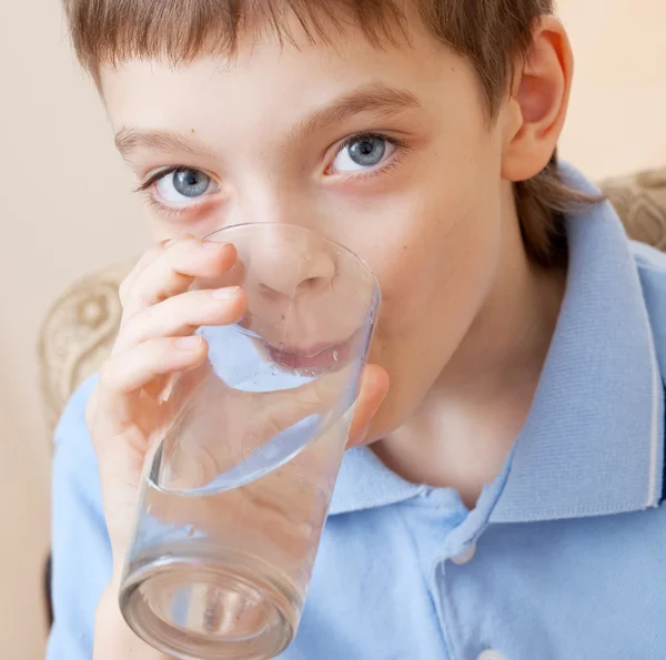 Dricksvatten för barn — Stockfoto
